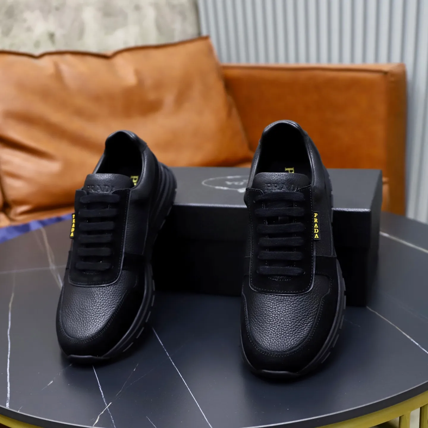 Factory price: 740💰Top original order Brand: PRADA (Prada) Standard code: Men's size 38/44 (45 can be customized) Grade: Same as the official website Material: Original cowhide stitching imported cowhide lining Original combination two-color wear-resistant soft outsole Style category: Leisure and sports version Young fashion European and American trend British style Color: Real picture color